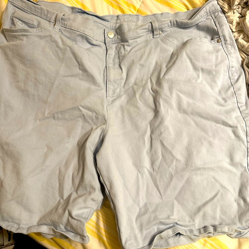 Size 24W Gloria Vanderbilt Amanda light blue denim shorts.